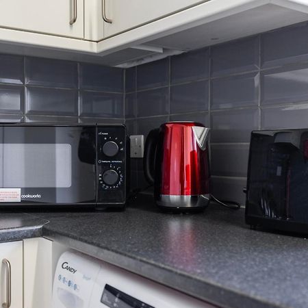 Excel O2 Stunning Large 3 Bedroom Apartment With Balcony 런던 외부 사진