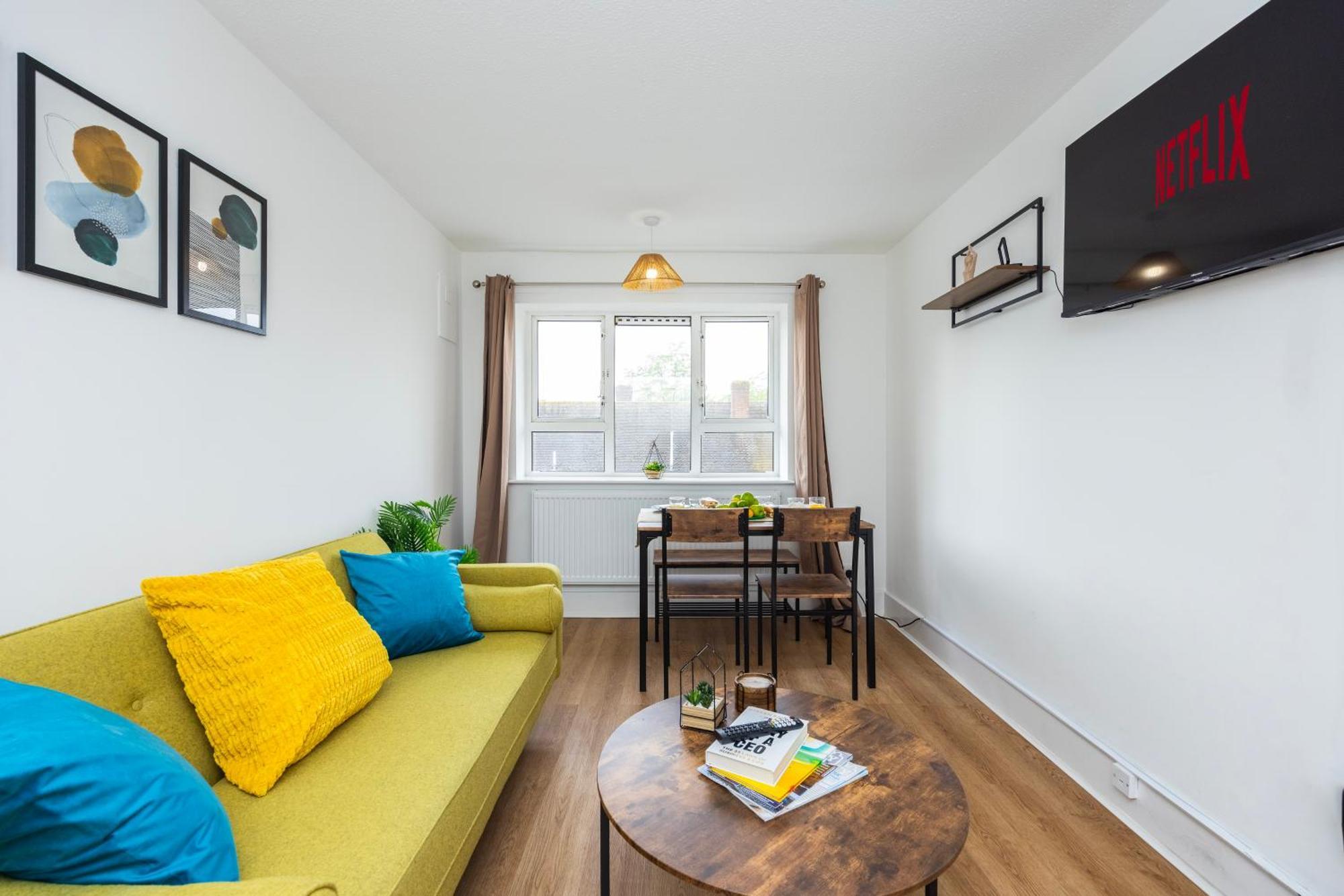 Excel O2 Stunning Large 3 Bedroom Apartment With Balcony 런던 외부 사진