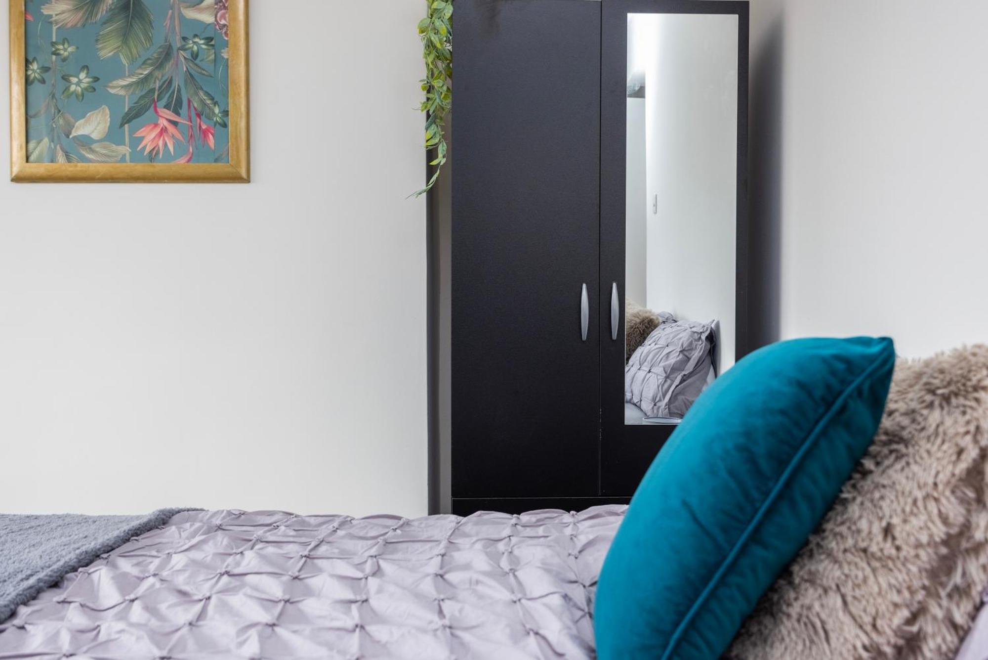 Excel O2 Stunning Large 3 Bedroom Apartment With Balcony 런던 외부 사진